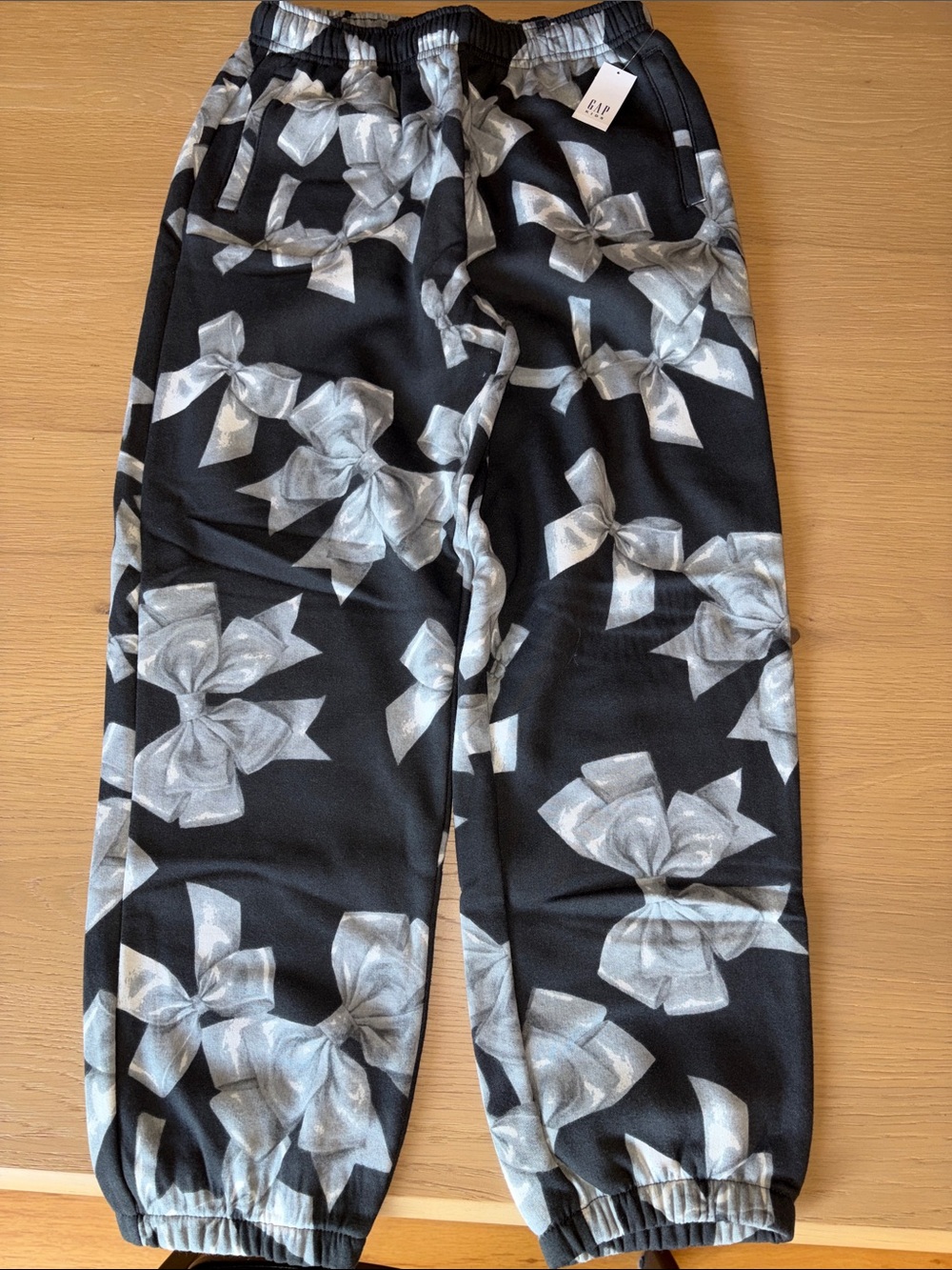 NWT Set - Gap Kids Black Bow Print Jogger and Sweatshirt - Picture 4 of 9